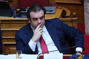 Πιερρακάκης: Πλαίσιο για να χτυπηθεί ο παράνομος τζόγος, αυστηρότερες διατάξεις και ποινές για τα ίντερνετ καφέ