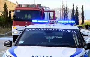 Θεσσαλονίκη: Στις φλόγες τυλίχθηκε σταθμευμένο αυτοκίνητο στη Θέρμη