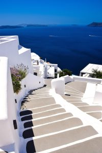 Τουρίστρια κλαίει που πήγε επιτέλους στη Σαντορίνη – Επικά τα σχόλια των Ελλήνων,vid
