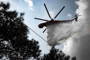 Μεγάλη φωτιά στην Κεφαλονιά – Ήχησε το 112 για απομάκρυνση από τρία χωριά