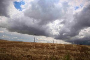 Καιρός σήμερα: Νέα πτώση της θερμοκρασίας με τοπικές βροχές, καταιγίδες και ισχυρούς ανέμους