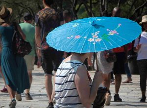 Καύσωνας: Σε συναγερμό οι αρχές – Συστάσεις για άφθονα υγρά, ελαφριά γεύματα, καπέλα και γυαλιά