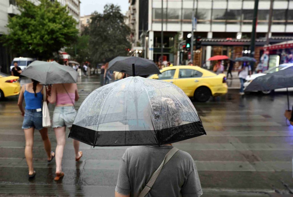 Φθινοπωρινό το σκηνικό του καιρού σήμερα με βροχές και καταιγίδες