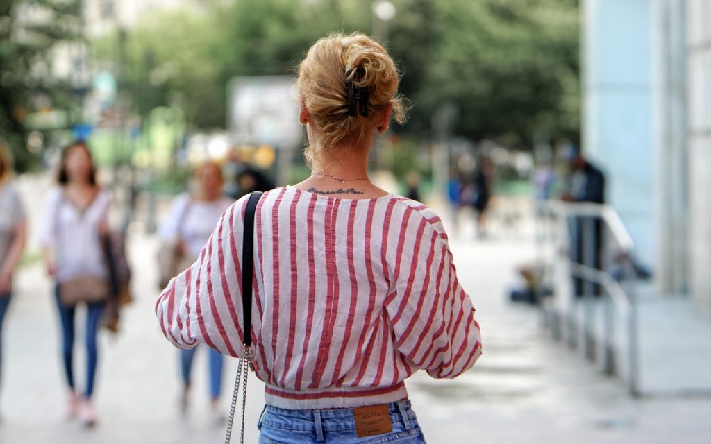 Είχε φαγούρα στο αυτί και παράλυσε η μισή πλευρά του προσώπου της – Ποιο το σπάνιο σύνδρομο νεαρής Βρετανίδας