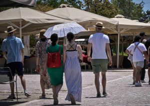 Καιρός σήμερα: Κοκτέιλ ζέστης και ισχυρών ανέμων έως 8 μποφόρ – Στους 37 βαθμούς η θερμοκρασία