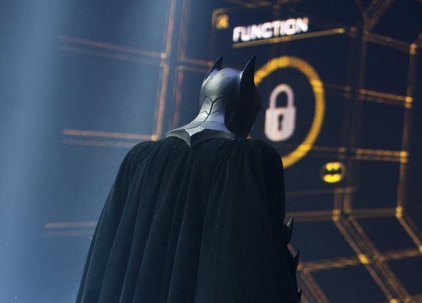 «Batman» στο Λονδίνο, πλήρωσε τα καύσιμα οδηγών κι έδωσε φθηνά γεύματα σε όσους λυγίζει η ακρίβεια (Vid)