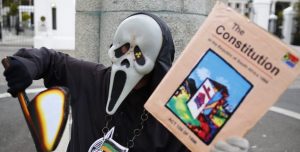 Αστυνομικοί ντυμένοι “εξωγήινοι” και με μάσκες από το «Scream»…πιάνουν κλέφτες στη Βραζιλία! vid