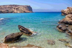 Οι εικόνες από τις ασφυκτικά γεμάτες παραλίες στα Κουφονήσια έγιναν viral! vid