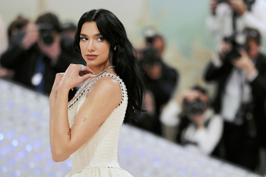 Η Dua Lipa στηρίζει τους διαδηλωτές στην Αλβανία (ΦΩΤΟ)