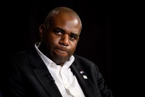 Ο απίστευτος λόγος που ο ΥΠΕΞ της Βρετανίας κινδυνεύει με πρόστιμο – Ψάρεψε με τον Βανς χωρίς… άδεια