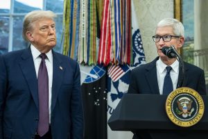 Ο Τιμ Κουκ της Apple πήρε αυτό που ήθελε – Το μοναδικό δώρο του στον Τραμπ! vid, ΦΩΤΟ