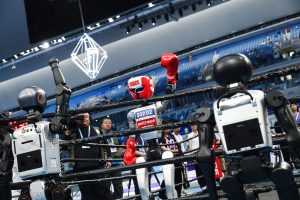 Ανθρωποειδή ρομπότ χτυπιούνται μέχρι νοκ άουτ σε υπόγειο «κλαμπ μάχης»! vid