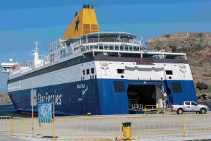 Aπέπλευσε το «Blue Star Mykonos» μετά την άρση της απαγόρευσης απόπλου