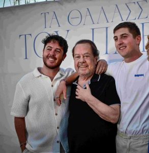 Ο Γιάννης Πάριος φωτογραφίζεται με την οικογένειά του στην Πάρο