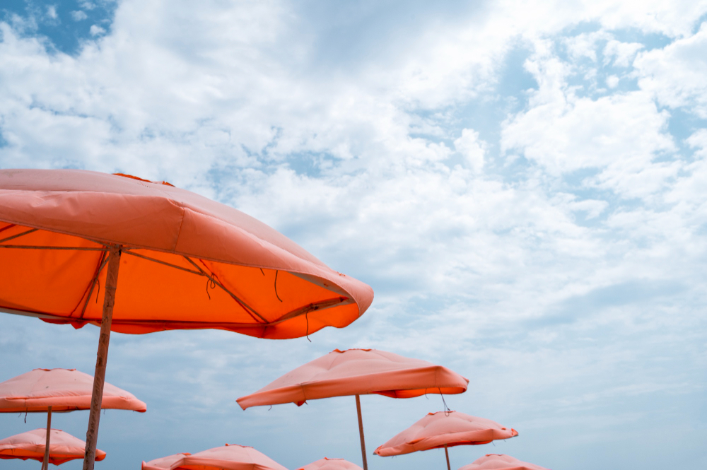 Ανεμοστρόβιλος ήρθε από το πουθενά τρομάζοντας τους λουόμενους, video