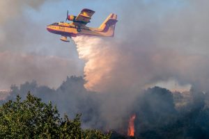 Σε εξέλιξη πυρκαγιά στην Καστοριά – Επιχειρούν 56 πυροσβέστες και εναέρια μέσα