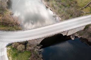 Τρόμος με το ΒΙΝΤΕΟ: Οδηγοί διασχίζουν γέφυρα που… καταρρέει