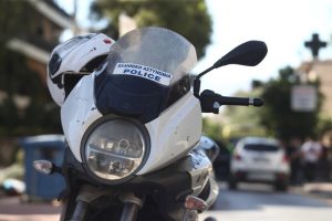 ΕΛ.ΑΣ.: Δέκα συλλήψεις σε μεγάλη επιχείρηση σε οικισμό της Φυλής