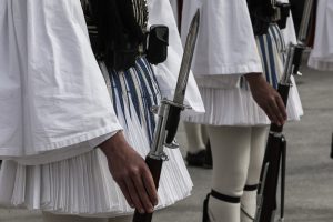Παρέμβαση Πλεύρη για τον αλλοδαπό που επιτέθηκε φραστικά σε Εύζωνες: «Καμία ανοχή»