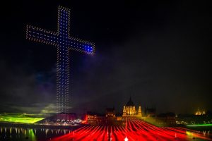 Ο γιγαντιαίος σταυρός που εμφανίστηκε στον ουρανό της Βουδαπέστης – Το μήνυμα Όρμπαν, vid