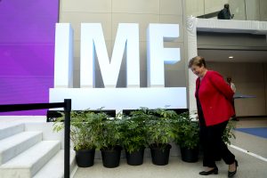 «Βόμβα» έτοιμη να σκάσει στην Ε.Ε.: «Κίνδυνος παρέμβασης του ΔΝΤ στη Γαλλία»