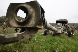 Ειρωνεία! M777 που δόθηκαν στην Ουκρανία «υποδέχθηκαν» τον Πούτιν στην Αλάσκα, video
