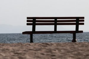 Νεκρό κορίτσι σε παραλία: Δίωξη για ανθρωποκτονία και ενδοοικογενειακή βία στη μητέρα του