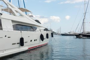 Θαλαμηγός τυλίχθηκε στις φλόγες στα ανοικτά της Ισπανίας, video