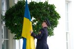 Guardsmen place the Ukrainian flag at the entrance to the White House
