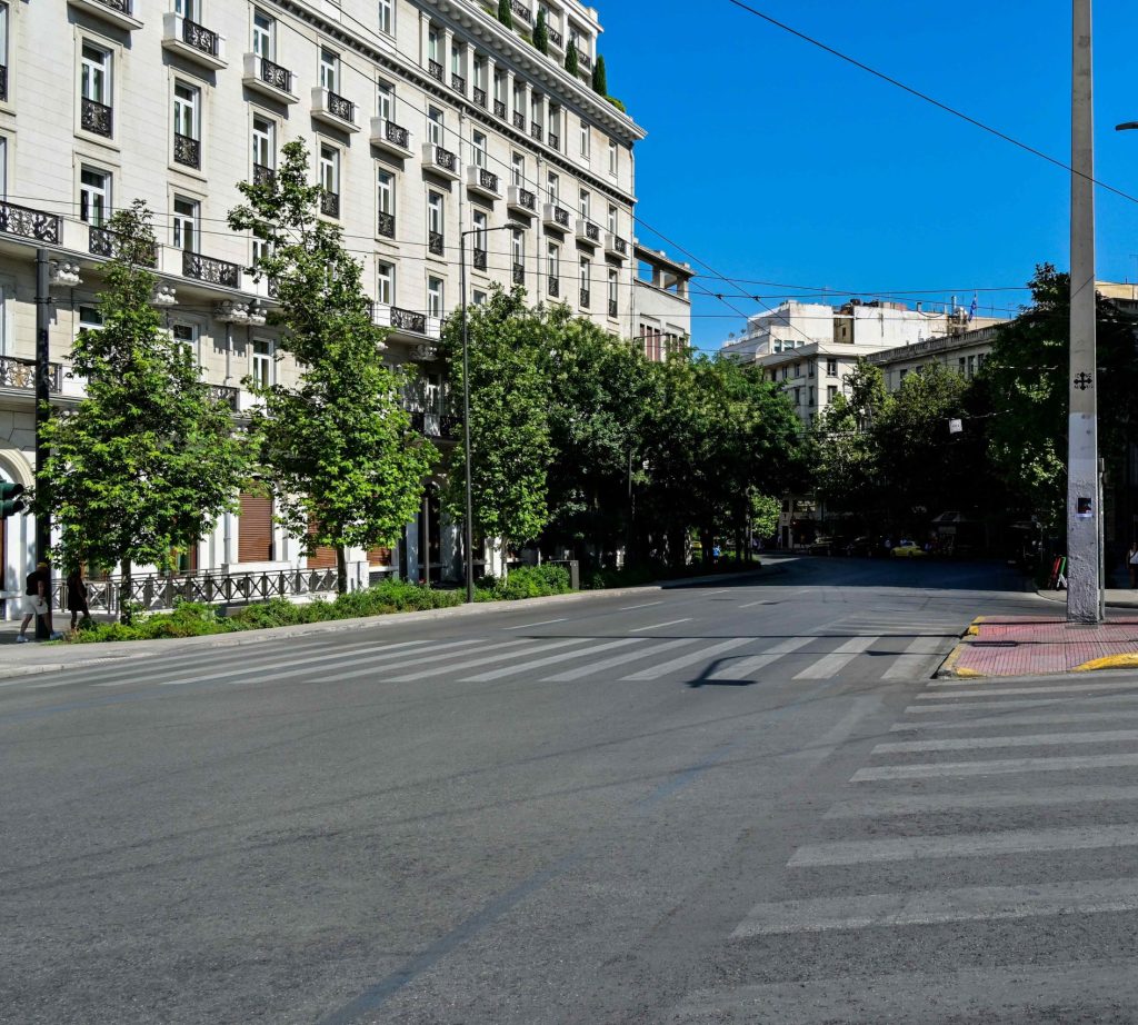 Πόλη “φάντασμα” η Αθήνα την πρώτη Κυριακή του Αυγούστου – Μόνο τουρίστες κυκλοφορούν – ΦΩΤΟ