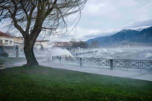 Κακοκαιρία  στα Γιάννενα: Κατέρρευσε η σκηνή που θα έδιναν συναυλία Βίσση, Ρέμος και Μάστορας, vid