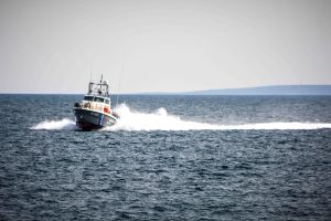 Σε εξέλιξη επιχείρηση διάσωσης τεσσάρων αλλοδαπών στον κόλπο Αγίου Όρους