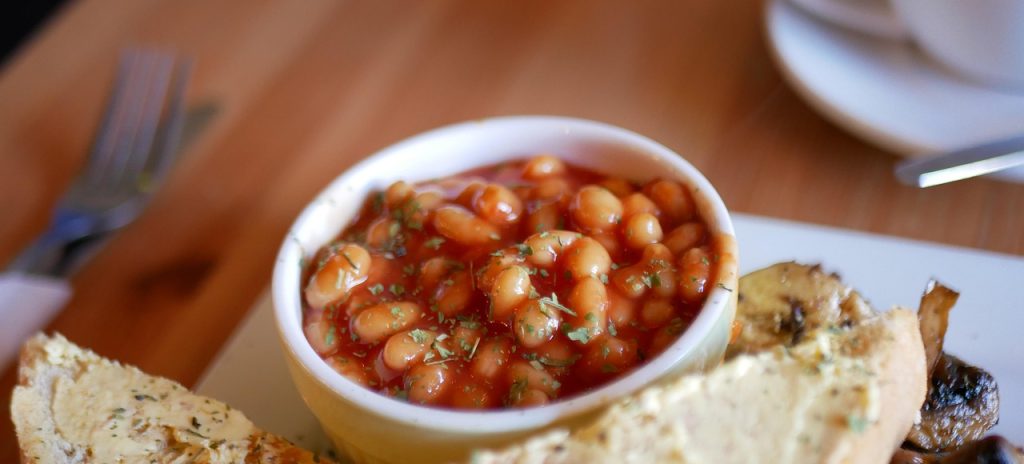 Κι όμως, βρήκαν τρόπο να σπάσουν παγκόσμιο ρεκόρ, τρώγοντας… φασόλια – Δείτε το βίντεο