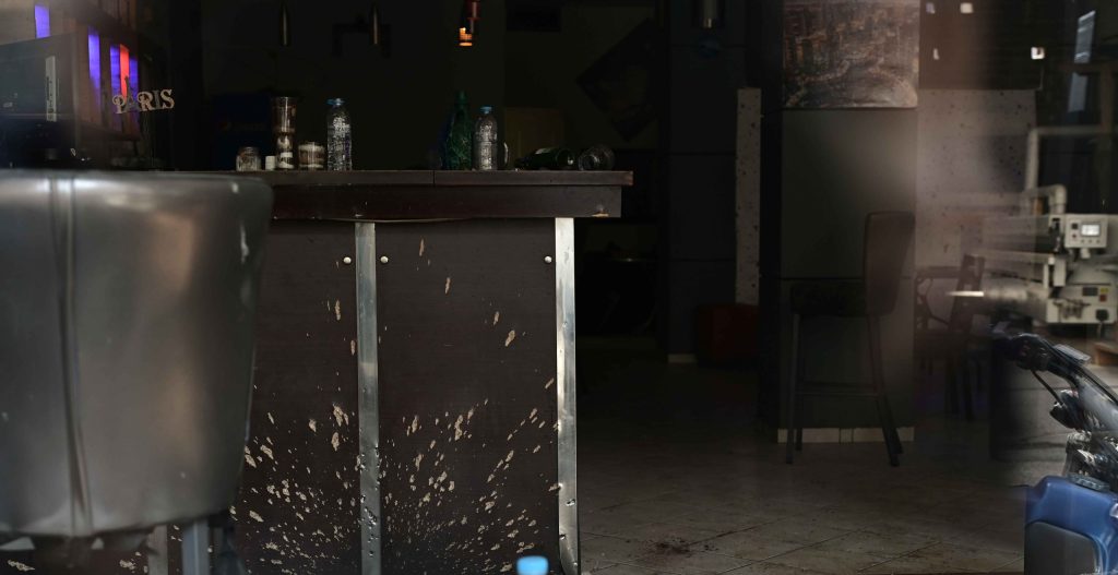 Από χειροβομβίδα η έκρηξη στην καφετέρια στον Άγιο Παντελεήμονα με τους δύο τραυματίες