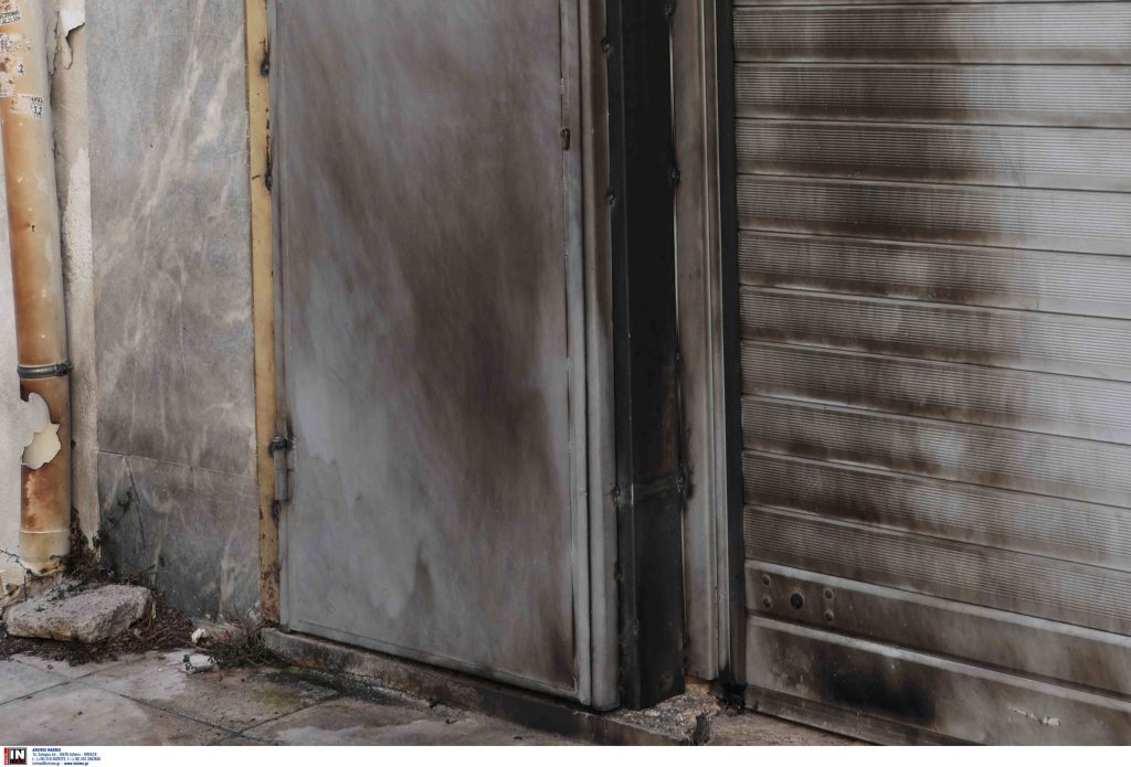 Επίθεση με γκαζάκια σε είσοδο πολυκατοικίας στον Κολωνό