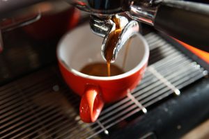 Ιταλός παραπονιέται για τον ακριβό espresso στην Ελλάδα – Επική απάντηση Έλληνα, vid