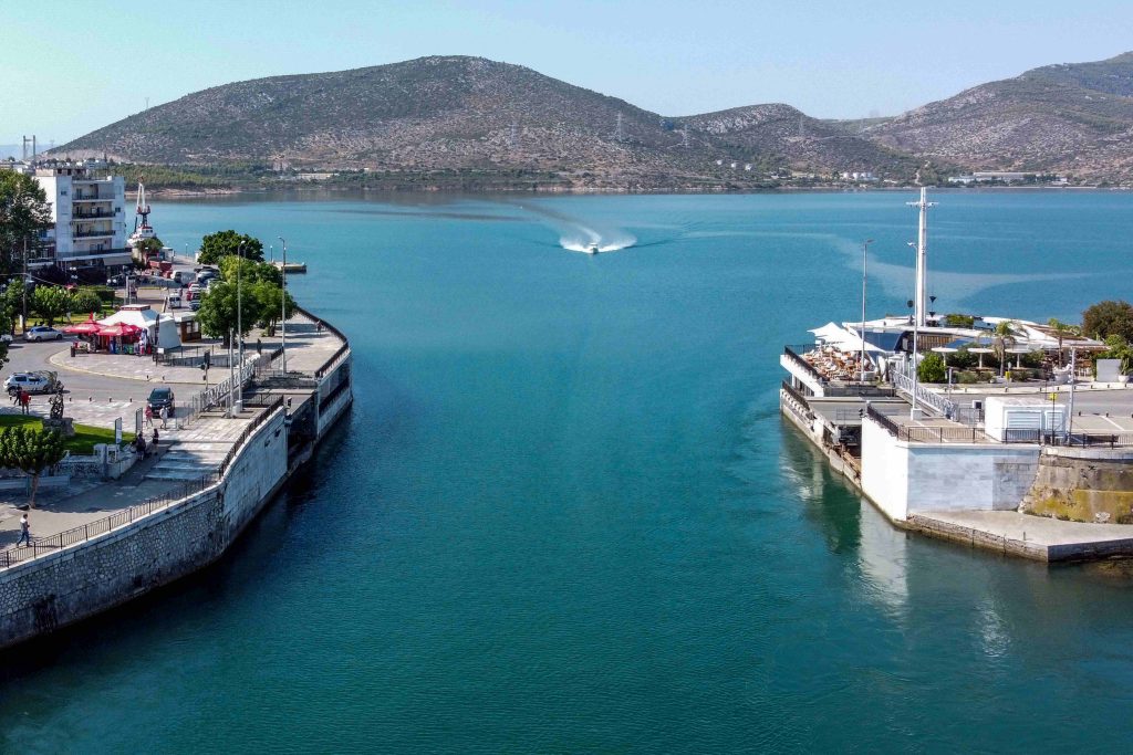 Κυκλοφοριακό χάος στην Εύβοια: Εκτός λειτουργίας η παλιά Γέφυρα του Ευρίπου στη Χαλκίδα – ΦΩΤΟ