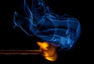 Θυμωμένος πελάτης έβαλε φωτιά σε καφέ για έναν απίστευτο λόγο! BINTEO