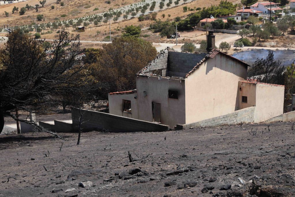 Φωτιά στην Κερατέα: Χειροπέδες σε δύο υπαλλήλους του ΔΕΔΔΗΕ – 15.808 τα καμένα στρέμματα