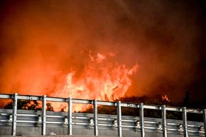Συγκλονιστικές εικόνες από την πύρινη κόλαση στην Αχαΐα: Τρεις πυρκαγιές σε εξέλιξη – Ριπές 9 μποφόρ
