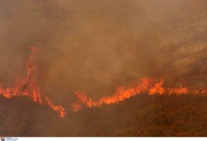 Μεγάλη φωτιά στην Κερατέα –  Μήνυμα του 112 για απομάκρυνση από τον οικισμό Δροσιά