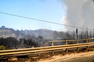 Φωτιά στο Μενίδι: Διακοπή κυκλοφορίας στην οδό Τατοΐου