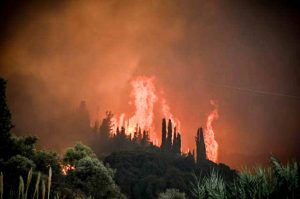 Μάχη στην Ισπανία – Προσπαθούν να σβήσουν τη φωτιά πριν φτάσει σε πυκνοκατοικημένες πόλεις