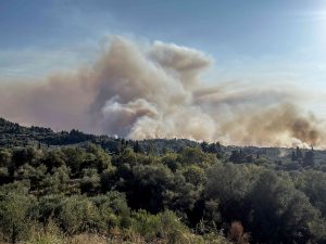Φωτιά στην περιοχή Αγ. Μαρίνα Ηλείας – Στη μάχη και τρία εναέρια