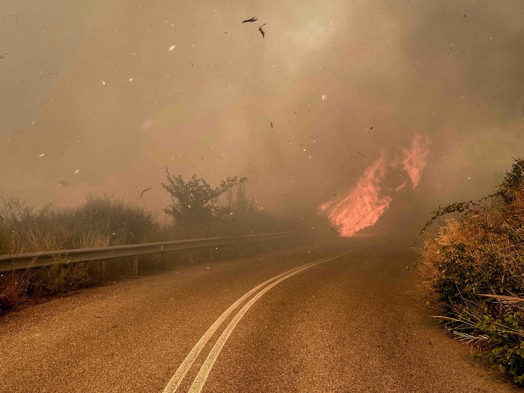 Θεσσαλονίκη: Αναζωπυρώθηκε η φωτιά στον δήμο Βόλβης- Ήχησε το 112 (upd)