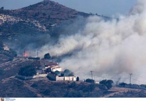 Ανεξέλεγκτη φωτιά στην Κερατέα: Μπαράζ μηνυμάτων 112 – Πάνω από 190 πυροσβέστες στο σημείο