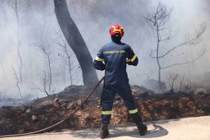 Αποκαταστάθηκε η κυκλοφορία στην Αθηνών-Σουνίου, η οποία είχε διακοπεί λόγω πυρκαγιάς