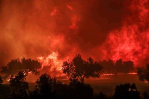 Συγκλονιστικές εικόνες από τον πύρινο εφιάλτη στην Πάτρα – Αποκαλυπτικό βίντεο από drone για τη Χίο