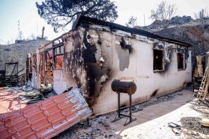 Χίος: Μαίνεται η φωτιά στη θέση Καμπιά – Μάχη με το χρόνο τα συνεργεία του ΔΕΔΔΗΕ για την ηλεκτροδότηση