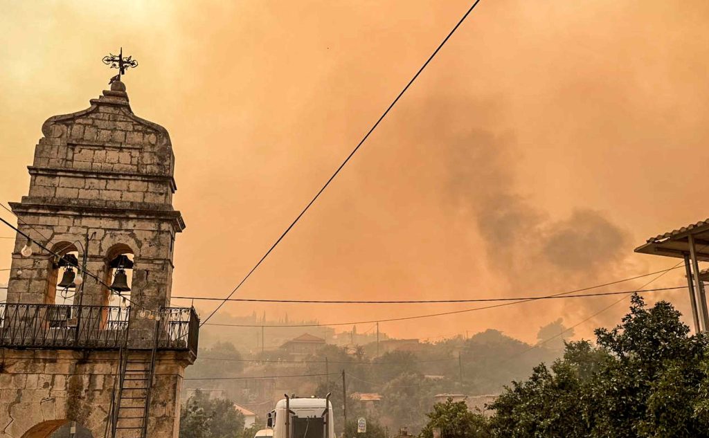 Ζάκυνθος: Τρία ενεργά πύρινα μέτωπα σε Κοιλιωμένο, Λιθακιά και Κερί